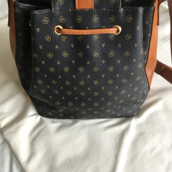 Beautiful Valleverde Shoulder/Crossbody Drawstring Leather Bag - Picture 3 of 10